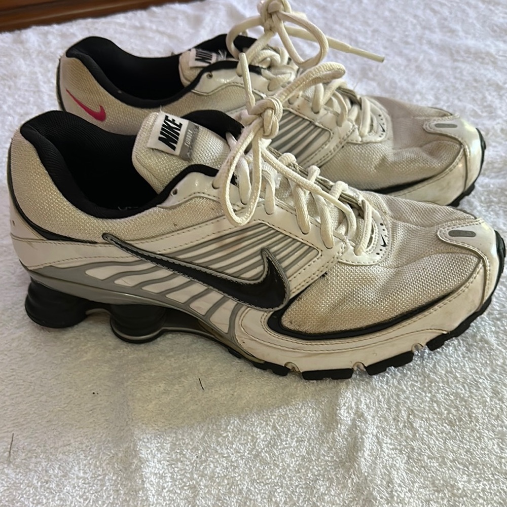 Nike Shox turbo 8 Women's White and Black Athletic Shoes